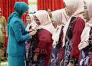 Ketua TP PKK Banjarbaru Vivi Mar’i Zubedi Aditya Lantik Kader Posyandu