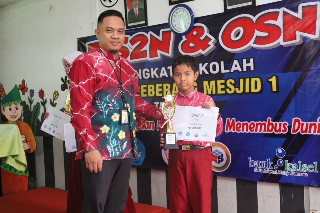 Bank Kalsel Berikan Tabungan Jutaan Rupiah Siswa SDN Seberang Mesjid 1 Banjarmasin 1 Hal 10 3 Klm Bank Kalsel 1