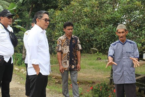 Wabup Tinjau Jalan Sungai Kalang 1 Hal 12 HSS 13 klm