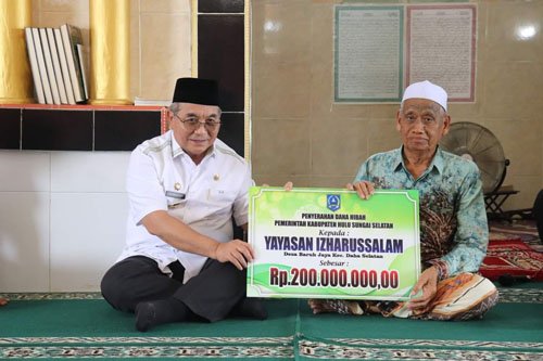 Bupati Serahkan Dana Hibah Keagamaan ke Daha 1 Hal 12 HSS 3 klm 12