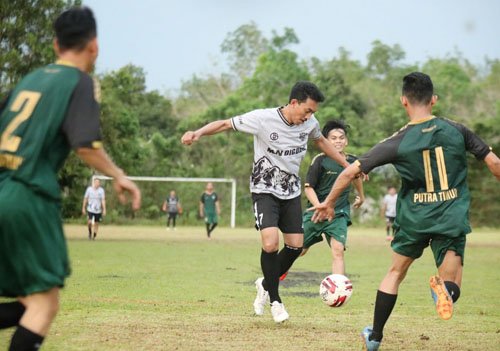 Jalin Silaturrahmi, Manis FC Dijamu Putra Timur FC 1 Hal 16 4 Klm Martapura Ancam gawang