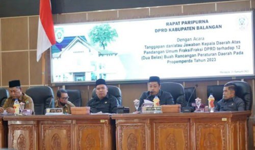 Paripurna DPRD, Eksekutif Jawab PU Fraksi Terhadap 12 Raperda 1 Hal 2 Bal 3 klm 1