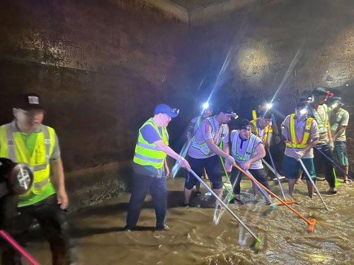 Dirut PAM Bandarmasih Ikut Bersihkan Reservoir IPA II Pramuka 1 Hal 9 4 Klm Bersih2