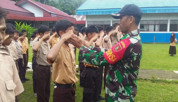 Babinsa Koramil 1002-04/Labuan Amas Selatan Bina Pramuka SMPN 9 Pantai Hambawang Barat