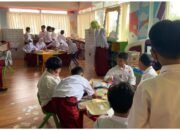 Peserta Didik SD Negeri 1 Komet Asik dan Menikmati Bacaan Perpustakaan Palnam 32 Peserta Didik SD Negeri 1 Komet Asik dan Menikmati Bacaan Perpustakaan Palnam