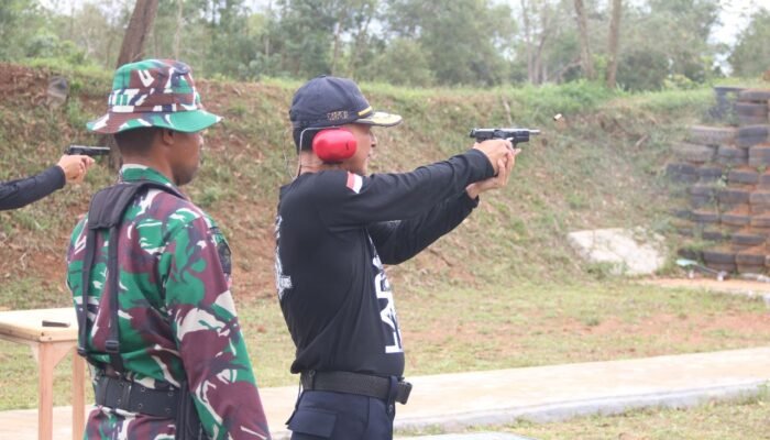 Jajaran Kanwil Kemenkumham Kalsel Latihan Menembak Bersama Denzipur 8/GM dan Korem 101 Antasari