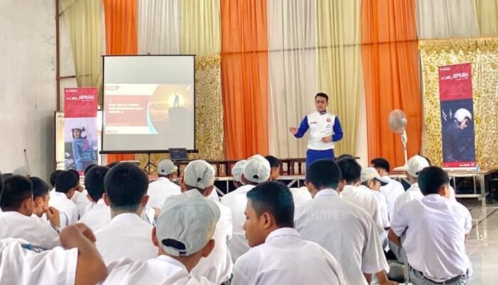 Edukasi Safety Riding Honda Sambangi SMK Negeri 1 Gambut