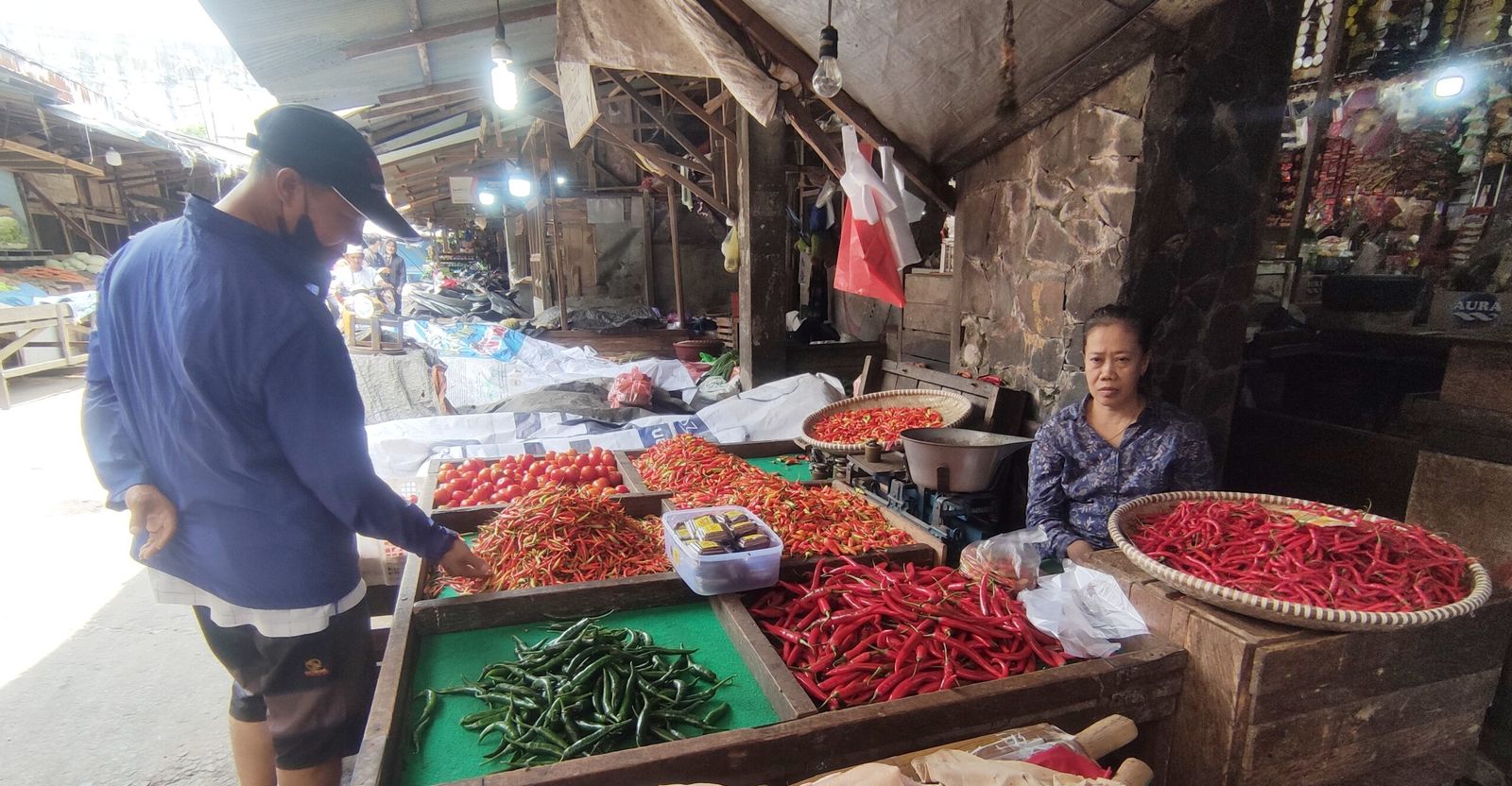 Harga Cabai Melambung Naik, Bawang Merah Turun