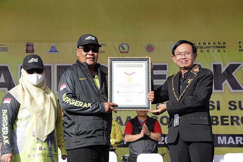 Paman Birin Pecahkan MURI Kumpulkan Relawan Sosial Terbanyak 1 1 35 klm 5 cm Kontrak Pemprov Relawan sosial