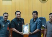 Aditya-Wartono Serahkan LKPJ 2022 Ke DPRD Banjarbaru