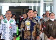 Aditya Bawa Piala Adipura Ke Masyarakat