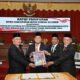 SIMBOLIS - Bupati HSS Achmad Fikry (kiri) menyerahkan dokumen LKPJ kepada seluruh unsur pimpinan DPRD HSS. (KP/Ist)