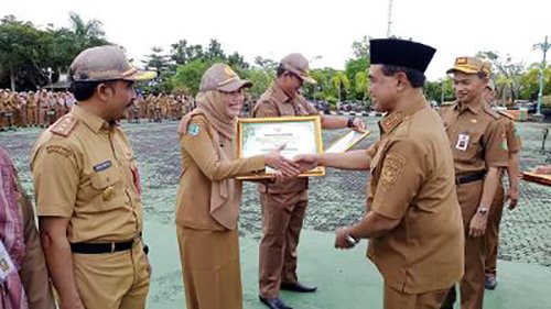 Bupati Tanbu Berikan Penghargaan Kepatuhan Publik Kepada Jajaran 1 Hal 12 Tanbu 35 klm 1