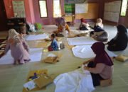 Warga Desa Binaan Diberi Pelatihan Batik Sasirangan