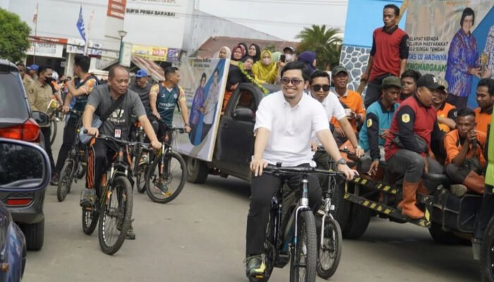 Bupati HST dan Petugas Kebersihan Arak Adipura Keliling Kota Barabai