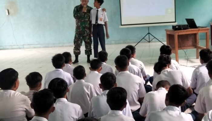 Danramil 1002-08/Labuan Amas Utara Sampaikan Wasbang di SMPN 13 Binjai Pirua