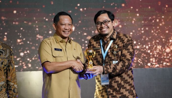 Bupati HST Terima Penghargaan UHC Award 2023