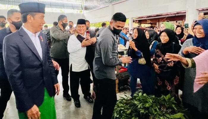Dampingi Kunjungan Kerja Jokowi ke Kalsel, Prabowo Dapat Pelukan Emak-Emak