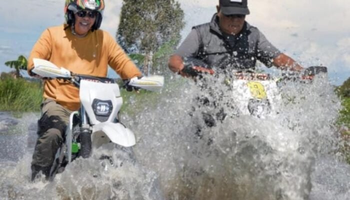 Bak Crosser, Gubernur dan Pj Bupati Batola Mujiyat Terobos Banjir Untuk Salurkan Bantuan