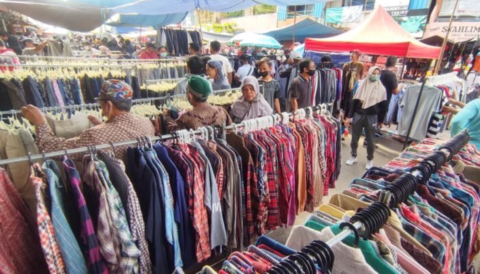 Bisnis Thrifting di Tengah Larangan Impor Pakaian Bekas