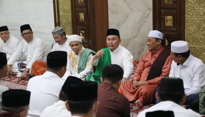 Gubernur Kalteng Shalat Isya Berjamaah dan Tarawih Perdana Ramadan di Musholla Asy-Syifa.
