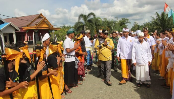 Naik Tungangan Kuda Besi Trail, Pj Bupati Mujiyat Hadiri Peringatan Nyepi di Desa Dwipasari
