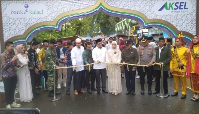 Ketua TP PKK HST, Bupati, Wakil Bupati dan Unsur Forkopimda Buka Pasar Ramadhan