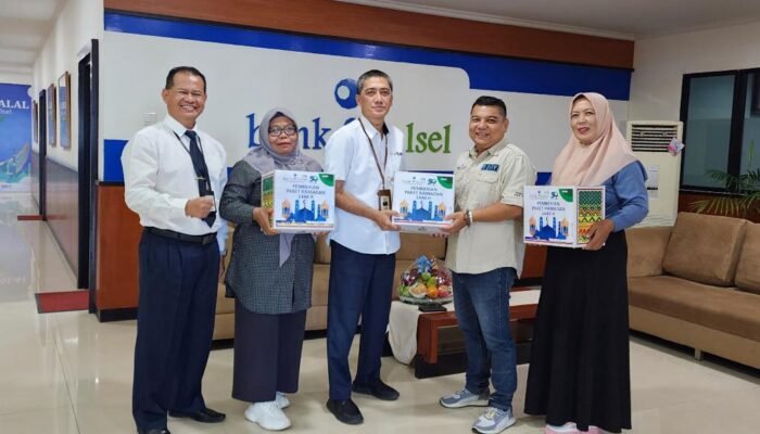 Bank Kalsel Serahkan Paket Ramadhan Bagi Para Jurnalis