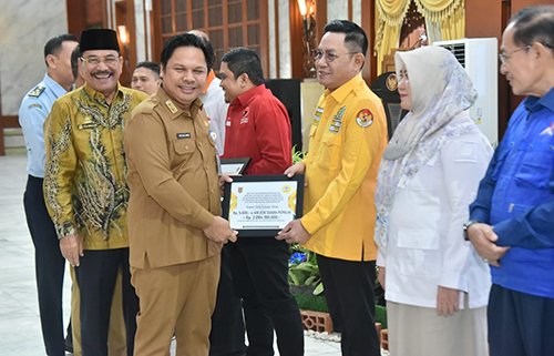 1 Kontrak Pemprov Paman Birin serahkan bantuan keuang parpol