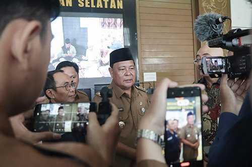 1 Kontrak Pemprov Paman Birin serahkan bantuan keuangan parpol1