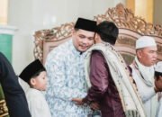 Wali Kota Banjarbaru Disalami Jamaah Usai Shalat Ied