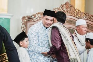 Wali Kota Banjarbaru Disalami Jamaah Usai Shalat Ied