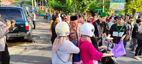 5 Polresta Banjarmasin Bagi Takjil