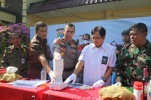 6 Polres Tapin Musnahkan sabu 3klm
