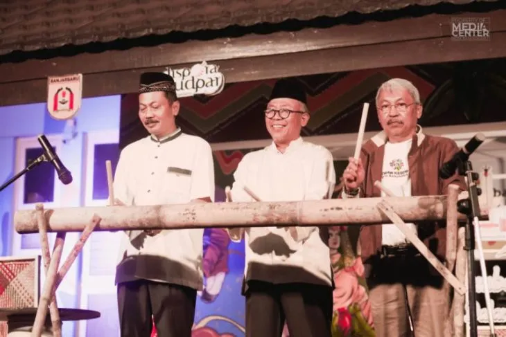 Tadarus Puisi Semarakan Malam Nuzulul Qur'an di Banjarbaru 1 Hal 10 3 Klm BJB 2