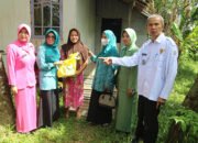 Pj TP PKK Batola Antarkan Bantuan Sembako ke Rumah Warga