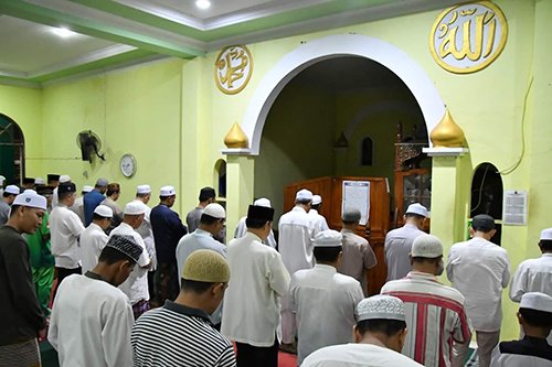 Bupati HSS Tarawih di Masjid Desa Karang Jawa 1 Hal 12 HSS1 3 klm