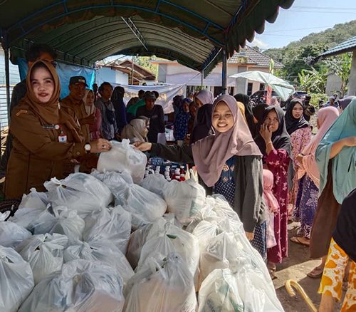 Pasar Murah Sungai Landas, 200 Paket Ludes 1 Hal 16 2 KLM Martapura Pasar murah