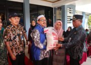 Wabup Serahkan Beras Untuk Penerima Bantuan Pangan