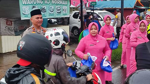 Berkah Ramadhan, Polsek dan Bhayangkari Ranting Banjarmasin Utara Bagi Takjil 1 Hal 9 3 KLm Polsek