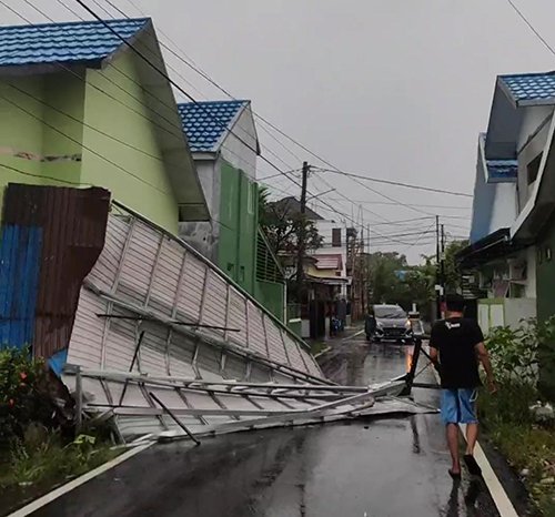 Angin Puting Beliung Hancurkan Atap Rumah Warga Surgi Mukti Banjarmasin 1 Hal 9 4 Puting Beliung Surgi Mukti