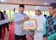 Gunakan Trail dan Klotok Pj Bupati Batola Serahkan Bantuan ke Warga Desa Sekata Baru
