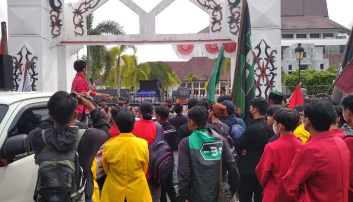 Pengunjuk Rasa Cari Ketua DPRD Kalteng, Tolak Perpu Ketenagakerjaan