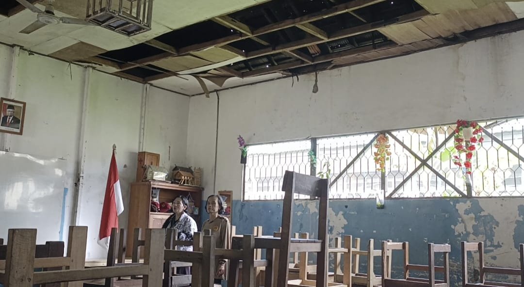 Atap Bocor dan Plafo Rusak, Air Hujan Masuk ke Ruang Kelas SDN 5 Selat Hilir Kapuas 1 IMG 20230419 WA0013