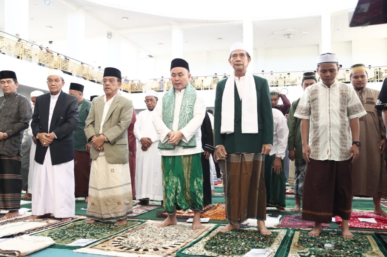 Gubernur Kalteng dan Keluarga Bersama 20.000 Jemaah Ikuti Salat Ied di Masjid Raya Darussalam 1 IMG 20230422 WA0030