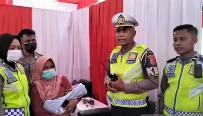 Terjebak Macet, Wanita Melahirkan di Pos Terpadu Exit Tol