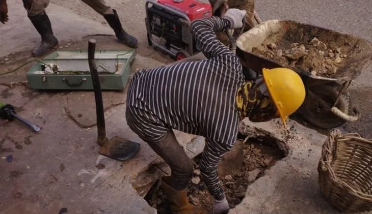 Atasi Banjir, PUPR Kotabaru Keruk Saluran Air di Pal Satu 1 IMG 20230427 WA0014