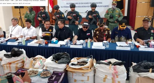 360 Kg Sisik Trenggiling Diselundupkan<br>“Diestimasikan, Sama Pelaku Membunuh 1.440 Ekor” 1 1 25 klm tinggi 4 cm trenggiling..