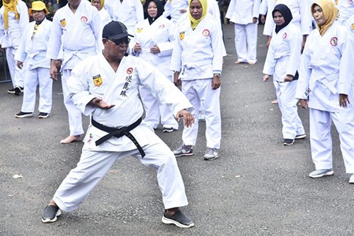 1 4 klm Kontrak Pemprov Paman Birin latihan Karate