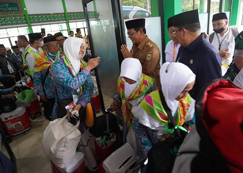 1 4 klm Kontrak Pemprov Paman Birin lepas jemaah haji1